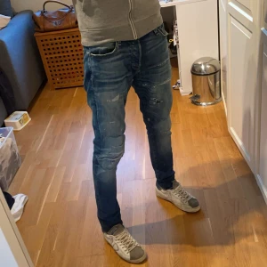 Jack&Jones jeans slitningar - Tjena säljer nu mina snygga Jack&Jones jeans med mycket slitningar. Det är modell Slim Glenn och storlek W31 L32 men passar mig som är 180 och väger 60. Dom har några rätt stora slitningar vid låten och knäna! Skriv vid minsta fundering