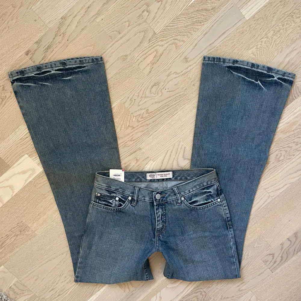 Helt i nyskick! Skulle säga att de passar xs möjligrn xxs. Midjemåttet är 37cm och innerbenslängden är 82. Här av er om ni har några funderingar🫶. Jeans & Byxor.