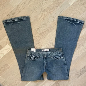 Lågmidjade bootcut jeans - Helt i nyskick! Skulle säga att de passar xs möjligrn xxs. Midjemåttet är 37cm och innerbenslängden är 82. Här av er om ni har några funderingar🫶