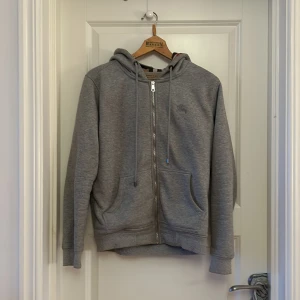 Burberry hoddie  - Säljer nu min burburry hoddie efter som att den är för liten för mig Inga defekt på plagget  Inget og men självklart äkta Mitt pris 2000 vid snabb affär går priset att diskutera 