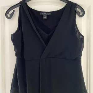 Svart topp - Svart topp från hm 💗Mycket bra skick. Säljer på grund av att den inte passar. Storlek: M  Hör av er vid frågor 💕