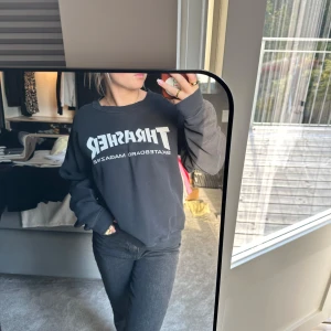 Sweatshirt THRASHER - Svart sweatshirt från Thrasher i storlek S. Köpt begagnad, använd men i fräscht skick. Hör av er för frågor!!!