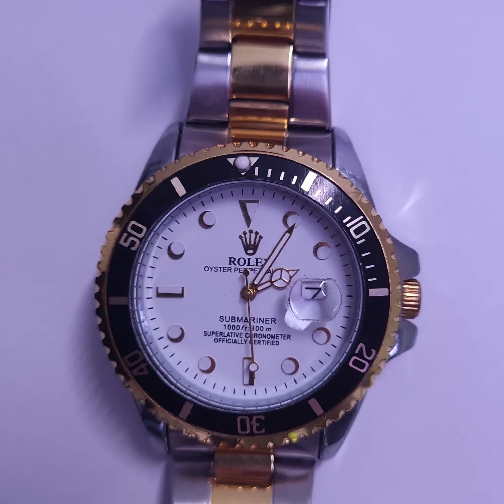 Snygg rolex, skriv privat till mig om mer info eftersom jag inte kan skriva det här.. Accessoarer.