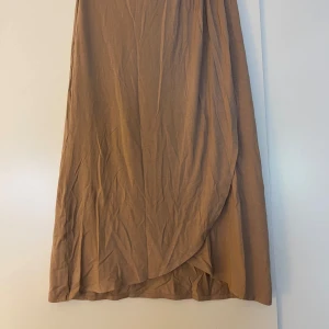 Kjol - Kjol i mycket gott skick och i väldigt skönt och tunt material 