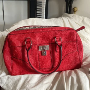 Vintage guess red bag - Röd väska från GUESS med leopard print på insidan. Använd av min syster för flera år sedan. Köptes ny!  Allt finns fortfarande med, inga fläckar ingenting. Kom med bud