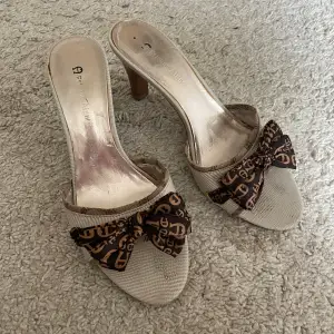 Kitten Heels från märket Etienne Aigner. Storlek 38 men hade passat en 37 bättre. Sliten sula men inget som syns på. 