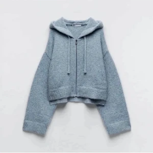 Stickad huvtröja med dragkedja  - Bra skick, kort i modellen. 