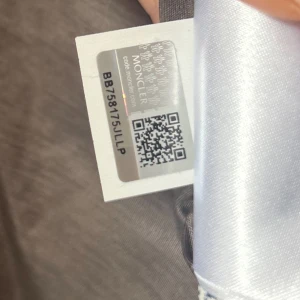 Moncler jacka figursydd  - Mkt god kvalitet. Figurnära modell i strö 38. En grå/beige nyans 