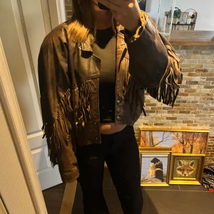 Vintage jacka - Min mammas jacka ifrån 80-talet! 😍 Super unik jacka, går ej köpa någon annan stans då den är köpt utav min mamma på 80-talet! ✨ Äkta skinn!  Stl XL upplevs som Stl M!  
