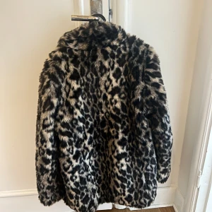 Leopard jacka - Jackan är från LXA. Storlek 36. Jackan går lite längre än över rumpan på mig som är 1.62 lång. Jackan har 2 st knappar varav en knapp har ramlat av. Därför säljer jag jackan så billigt. Annars är den i fint skick