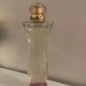 Versace woman parfym  - Versace Woman har en fräsch, blommig och fruktig doft med inslag av jasmin, bergamott och plommon, som balanseras med träiga och varma toner av cederträ och ambra. Det är inte typen av blomma som ger huvudvärk utan dessa noter tsm ger en mogen känsla