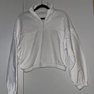 Weekday Half zip  - Vit half zip från Weekday som ej kommit till användning. I nyskick.