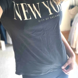 T-shirt  - New York tröja, storlek 158/164, har litet hål i armhålan (meddela för att få veta mera), inte min stil