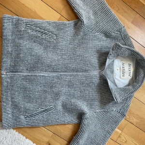 Brixtol Textiles zip - Köpt på APLACE för 1999kr använd typ 8 ggr. Skit snygg passar perfekt storlek M för mig (182cm) Skit skön och gosig perfekt till höst & vinter. Man kan använda den som jacka dessutom. Inga skador eller defekter!!! Nyhet dessutom hos dom. Kontakta mig
