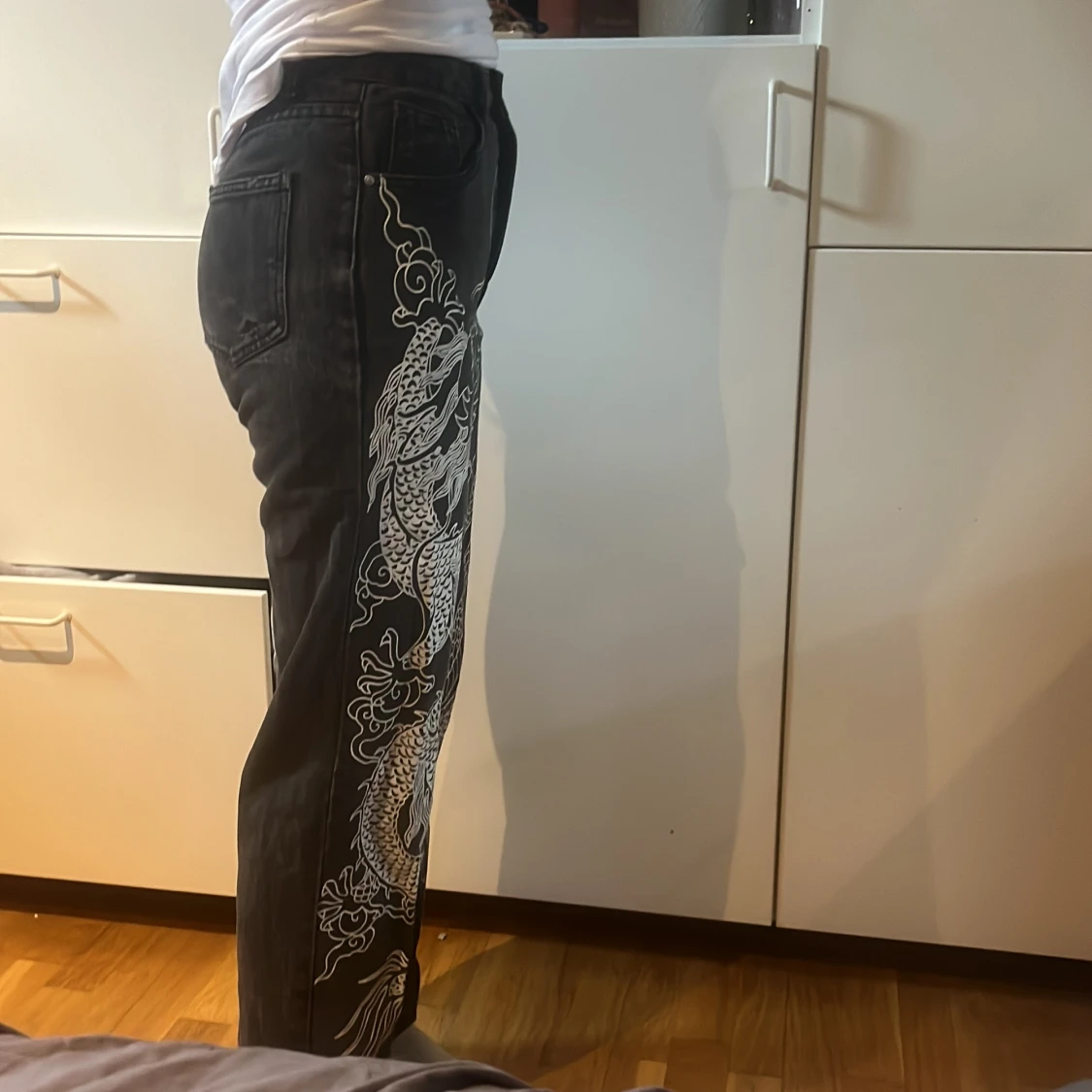 Jeans med drakmönster