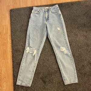 Straight jeans - Det är ett par ljus blåa jeans.