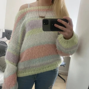 Stickad tröja  - Super fin och gosig stickad tröja från Vero Moda. På bilden har jag den one shoulder men man behöver såklart inte ha den så.💕