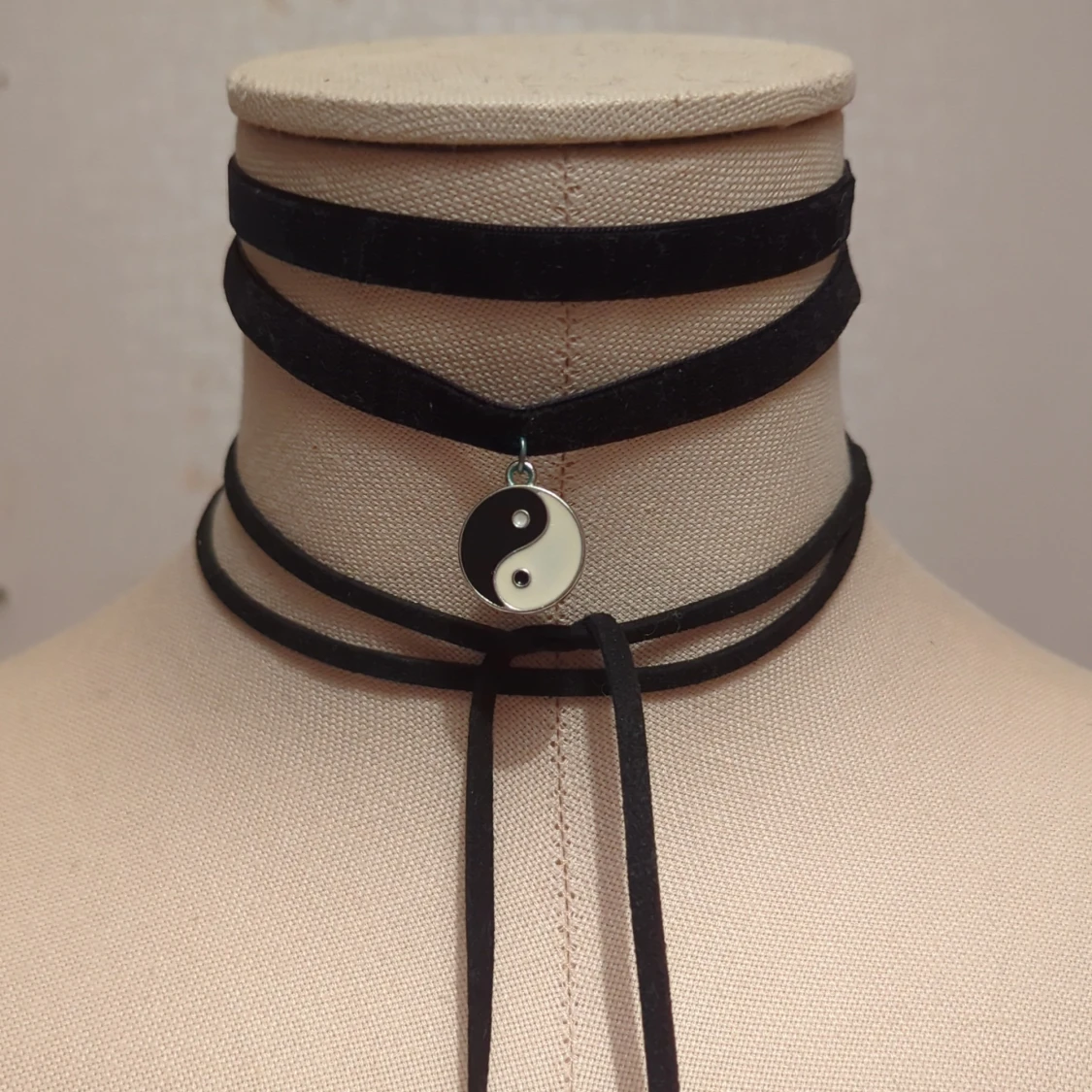 Svart choker med yin-yang hänge - 90
