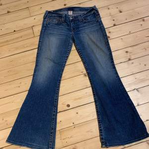 Bootcut True Religion jeans Slitna nere vid byxbenen, annars i gott skick