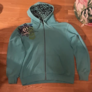 Drainer hoodie  - Jävligt eld tröja!🤗 jätte skön att ha på sig och sitter skit snyggt. Mönstrad i luvan och ett märke på ena axeln. Jättebra kvalitet och inga defekter.💕pris kan diskuteras!