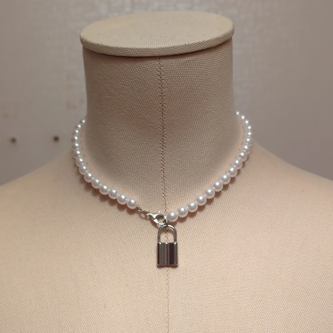 Pärlhalsband med låshänge