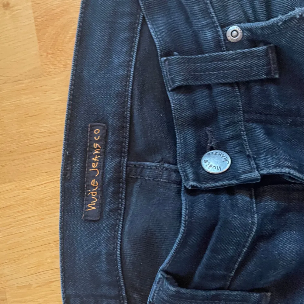 Halloj, säljer nu dessa Nudie jeans!  Info:  Märke: Nudie  Modell: Grim Tim Cond: 5/10 Färg: svarta Storlek: 29/32  Tveka inte på att ställa frågor! (Nudie brukar kunna laga jeans gratis om man tar med jeansen till deras butiker) // SS 😁. Jeans & Byxor.