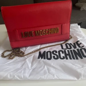 LOVE MOSCHINO väska - Sparsamt använd Nypris: 900 kr