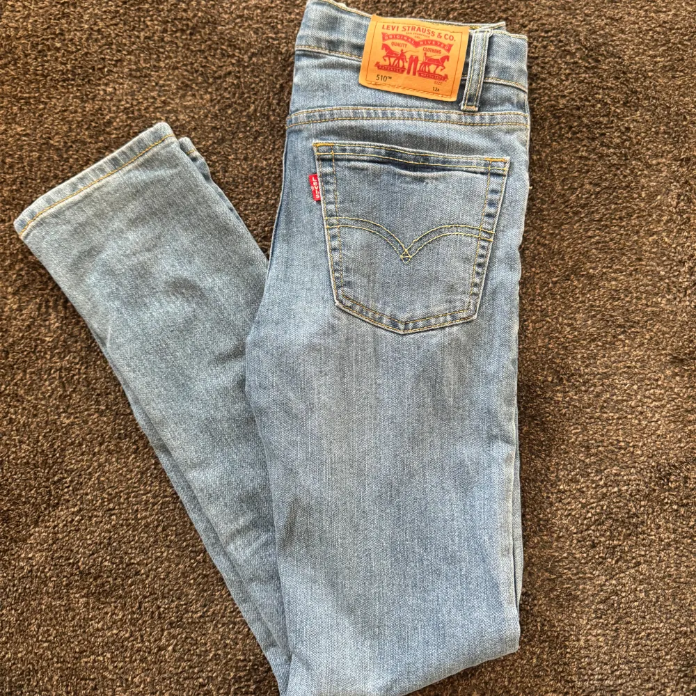 Tjena, säljer ett par ljusblå Levis jeans som jag tyvärr växte ur. Passformen är Slim och har storlek 12 (152cm). Skriv vid minsta fundering 🤔 . Jeans & Byxor.