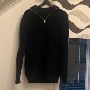 Tja! Säljer min mörk blåa zara Half Zip  storlek S använd några gånger skick 9/10 