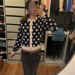 Mjuk tjocktröja - En väldigt juk kofta i tjockt material med små vita hjärtan på och guldknappar💗