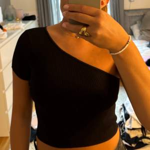 Svart oneshoulder topp från bershka! Oanvänd och perfekt till fest😍