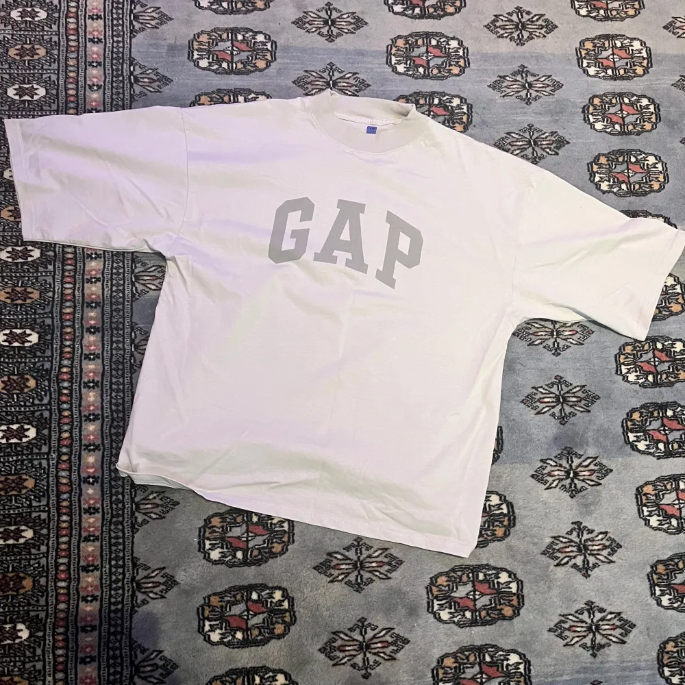 En tvär fet Yeezy X Gap t-shirt som aldrig andvänts! Den har det kända Dove trycket på ryggen och kvalitén är super! Obs den är hyfsat stor i storleken/oversized!!🚨🚨. T-shirts.