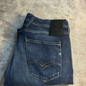 Replay Jeans - Säljer nu dessa feta Replay Jeans, pågrund av att den var förstora. Aldrig använda Pris går att dikuteras! Hör av er vid funderningar. 
