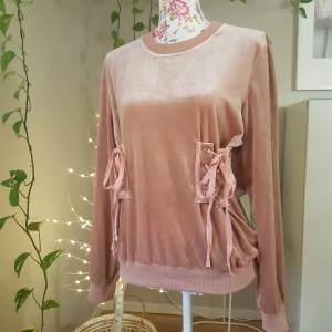 Cool velourtröja m korsettstils-snörning - Använd en gång. Supermjuk, stretchig velour med halvblank insida som känns sval mot huden. Skiftar i färgen! Passar S/M. ~ STOR rensning i min shop ~ Välj 5 för 100kr oavsett pris, skicka medd/lämna som prisförslag (gäller där det står) ~