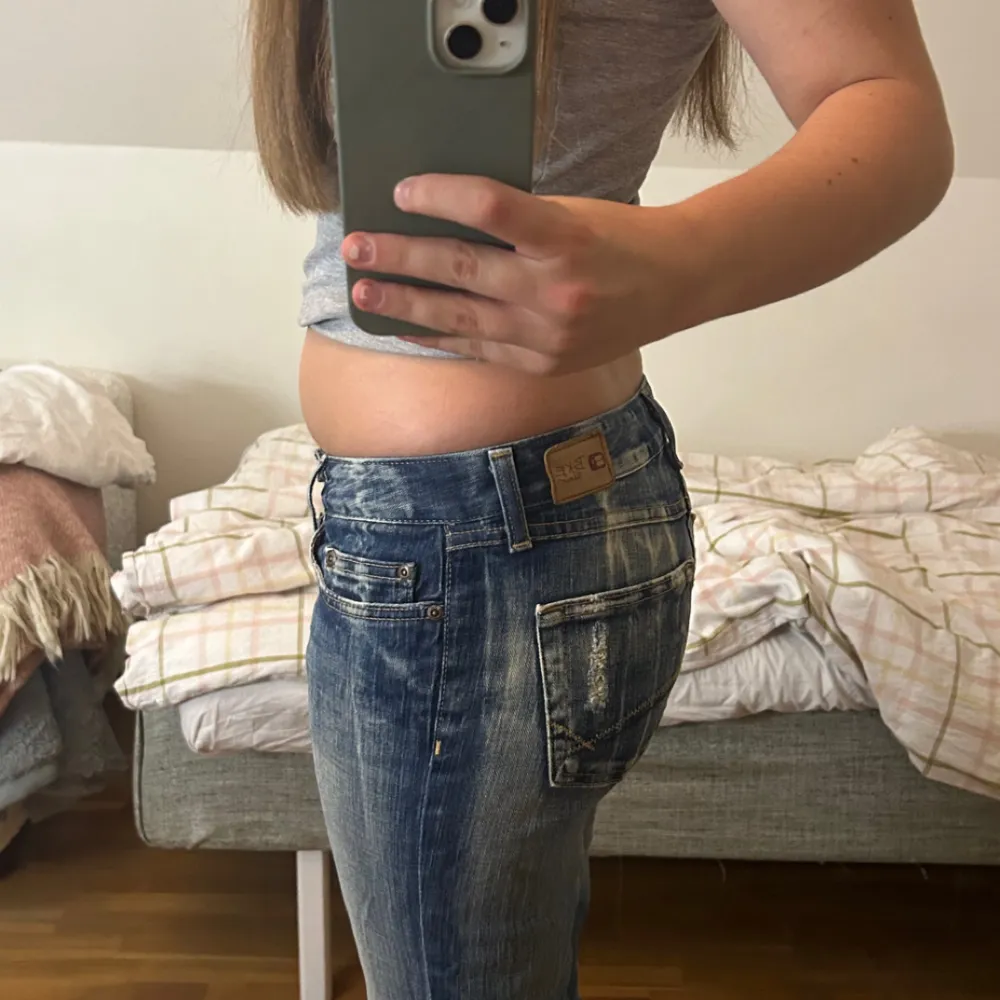 as snygga jeans i jättebra skick, använda 1 gång😚. Jeans & Byxor.