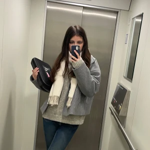 Vero Moda kappa  - Noisy may kappa från vero Moda i storlek L. Färg grå. Väl använd, inga defekter säljer då jag insåg att den satt och var alldeles för stor. Köpt för ca 850kr. Bara skriva om de finns frågor🫶🏼🫶🏼 