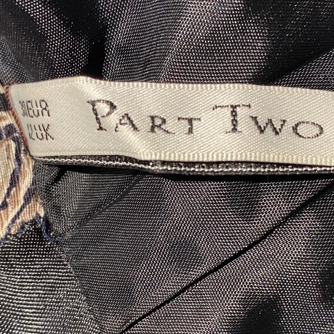 Svart och beige mönstrad kjol i silke i strl 38 från Part Two, modell Pavola - 92