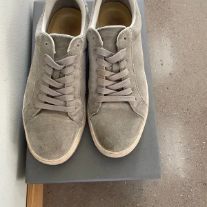 Vagabond - Tja, säljer mina vagabond skor eftersom dom är för små säljer dom för 600kr nypris:1400 kan tvätta mockan och allting men då betalar man 700kr!