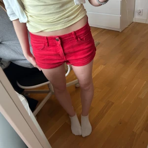 Shorts  - Storlek 36 xs/s  Fint skick, använd fåtal gånger-inga defekter    