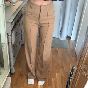 Madlady Kostymbyxa S - Storlek S, långa i benen (jag är 168) stretchiga å super sköna