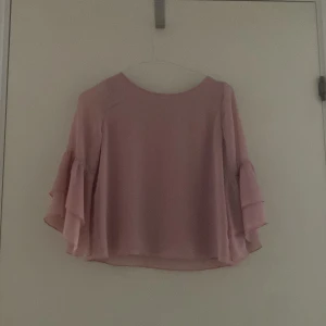 Gammal Gina tricot blus - Använd men ser helt ny ut förutom att lappen är borta. Passar XS 