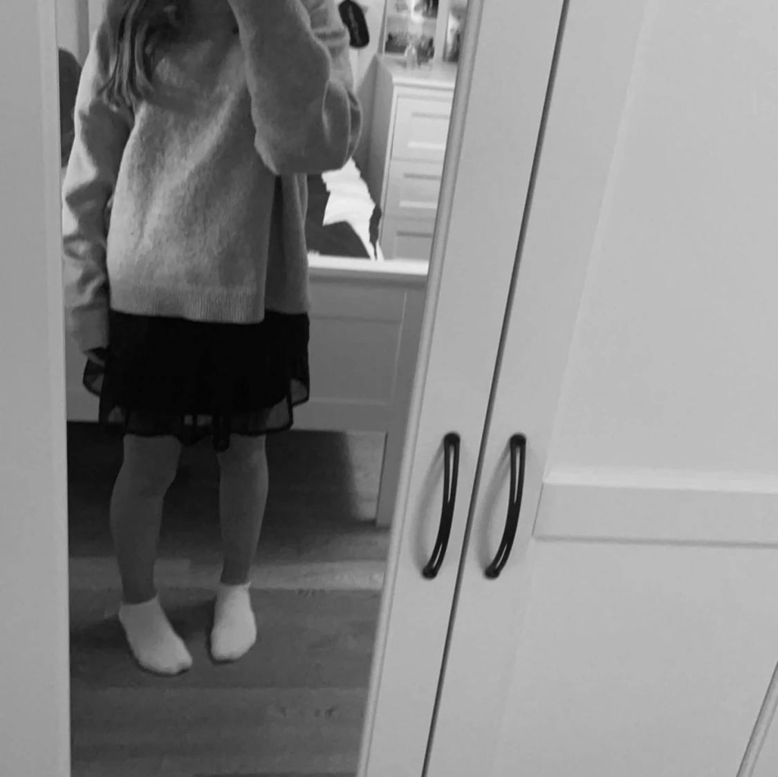 Svart kortkjol med volang - 92