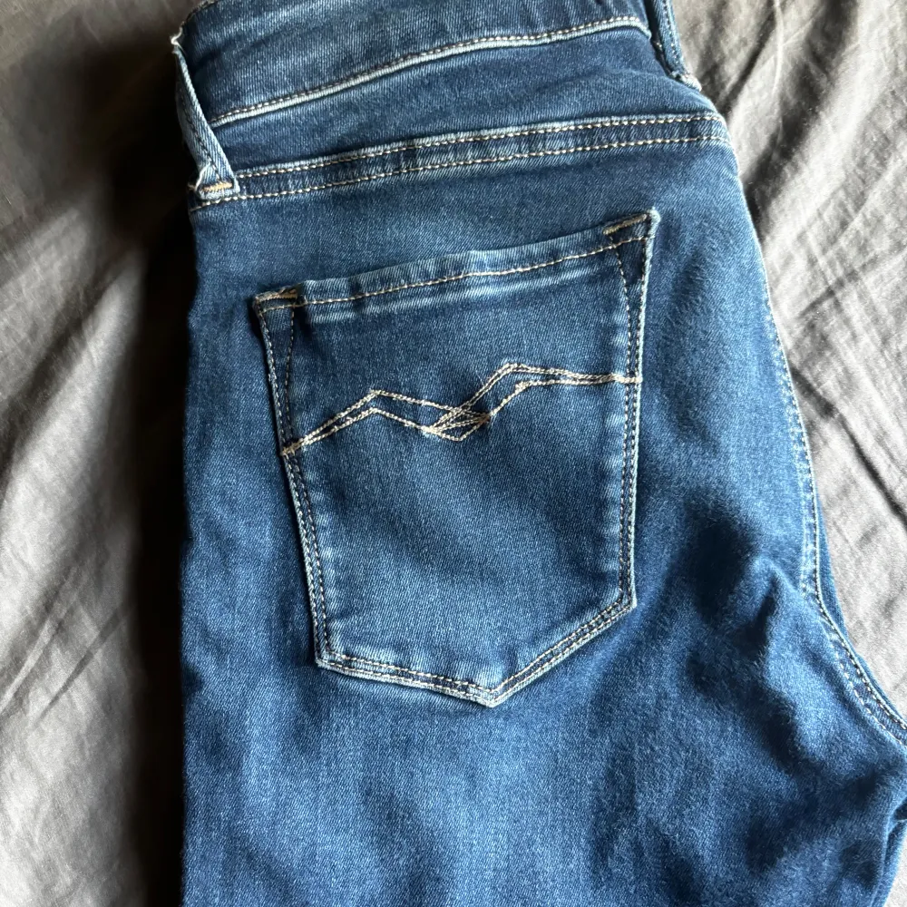 Ett par sjöns jeans inga fel storlek 27 skicka till mig ifall ni är intresserade  Med en passning med slim fit. Jeans & Byxor.