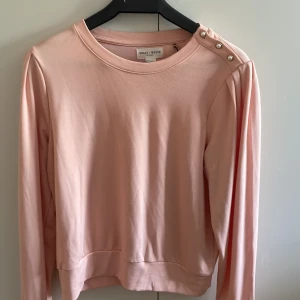 rosa tröja - Jätte fin rosa tröja från HOLLY & WHYTE. Säljer pga att den inte kommer till andvändning. Pris kan diskuteras💞