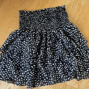 En prickig kjol  - Bra skick nästan inte använt den 