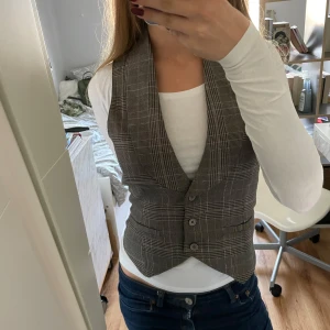 Rutig väst - Supersnygg rutig väst men lite glitter i sig och hundtandsmönster! Storlek M men passar även på S. Skriv vid frågor och pris kan diskuteras!