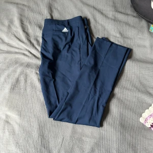 Adidas golfbyxor  - Ett par golfbyxor från adidas!  Nyskick och är i storlek 32/32! 