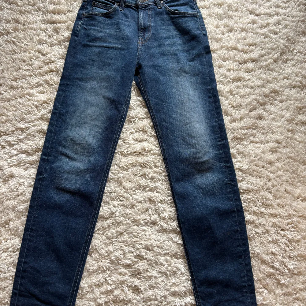 Säljer ett par lee jeans i storlek 28/32, passar 29/32. Jeansen är i mycket gott skick, knappt använda. Säljer då de inte passar längre.. Jeans & Byxor.