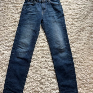 Lee jeans regular fit - Säljer ett par lee jeans i storlek 28/32, passar 29/32. Jeansen är i mycket gott skick, knappt använda. Säljer då de inte passar längre.