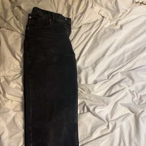 Studio total jeans  - Skick 7/10 använda rätt flitigt men inga defekter. Nypris 500kr storlek 170 men de passar också 29/32